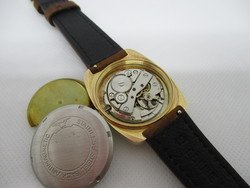Montre rectangle plaque or