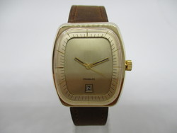 Montre rectangle plaque or
