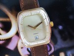 Montre rectangle plaque or