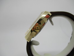 Montre rectangle plaque or