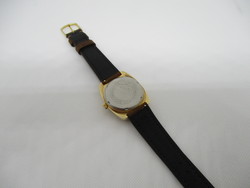 Montre rectangle plaque or