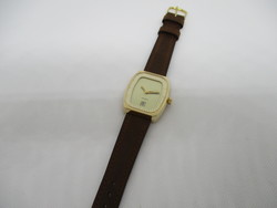 Montre rectangle plaque or