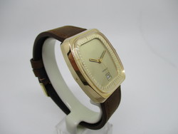 Montre rectangle plaque or