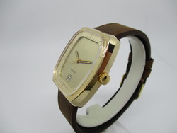 Montre rectangle plaque or
